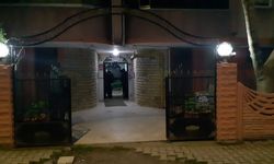 Annesiyle yaşadığı evde boğazından bıçaklanmış halde bulunan kadın öldü