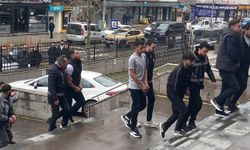 Banka hesabını kiraladığı kişilere ulaşamayınca arkadaşlarını kaçırıp darbettirdi