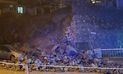 Bursa'da sitenin istinat duvarı çöktü; otomobil kullanılamaz hale geldi