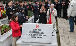 Elif, hiç görmediği şehit dayısının fotoğrafını öpüp, defalarca okşadı