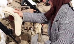 Elleriyle ördüğü çorapları 2 yıldır Mehmetçik'e gönderiyor