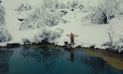 Erzincan'da eksi 5 derecede mineralli gölde yüzdüler