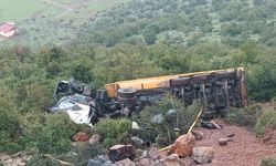 Gaziantep'te uçuruma devrilen TIR'ın şoförü öldü