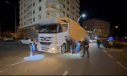 İran sınırından Türkiye'ye giren kaçak göçmenler, TIR'da yakalandı