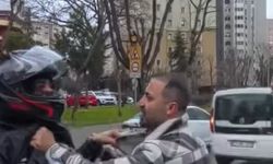 İstanbul - Kadıköy'de motosiklet sürücüsü ile yayaların kavgası kamerada