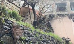 İstanbul - Kağıthane'de yağış sonrası duvar park halindeki aracın üstüne yıkıldı