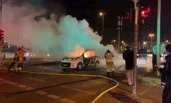 İstanbul - Kartal'da seyir halindeki hafif ticari araç alev alev yandı