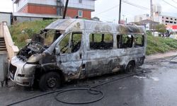 İstanbul- Ümraniye'de servis minibüsü alev alev yandı