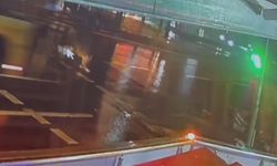 İstanbul - Üsküdar'da kırmızı ışıkta yolun karşısına geçen yayaya İETT otobüsü çarptı; kaza kamerada