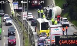 İstanbul - Üsküdar'da lastiği patlayan beton mikseri devrildi; sürücüsü yaralandı