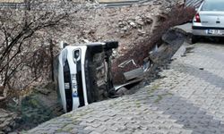 İstanbul - Üsküdar'da yağışın ardından yol çöktü; park halindeki otomobil çukura düştü