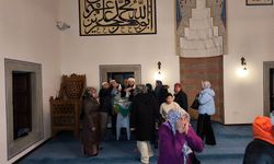 Kadir Gecesi'nde tarihi camide Sakal-ı Şerif ziyarete açıldı