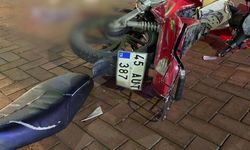 Kamyonetle çarpışan motosikletin sürücüsü öldü; kaza kamerada