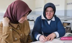 'Kız çocuğu okuyacak da ne olacak' dediler; ilkokul mezuniyetinden 41 yıl sonra üniversiteye başladı