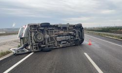 Lastiği patlayan ambulansın devrildi; 3 sağlık personeli yaralandı