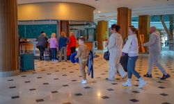 Marmaris'te turistler çiçeklerle karşılaşılandı