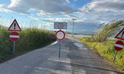 Menderes taştı, yol ulaşıma kapandı