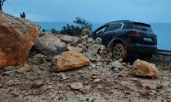 Mersin'de heyelan; kaya parçalarının altında kalan cipin sürücüsü yaralandı