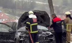 Motor kısmından tutuşan otomobil alev alev yandı