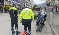 Motosikletin otomobile çarptığı kaza kamerada: 1 yaralı