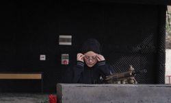 Mühendis Ümmügülsüm, Mehmetçik'in silahını test ediyor