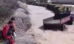 Öğrenciler, debisi yükselen dereyi traktörle geçti