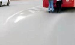 Otobüsün arkasına tutunan patenli çocukların tehlikeli yolculuğu kamerada