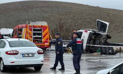 Otomobil, hafif ticari araca çarptı; baba ve oğlu öldü, 4 yaralı