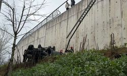 Otomobil, kayganlaşan yolda istinat duvarını aşarak düştü; 1 yaralı