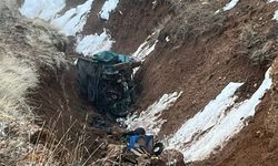 Otomobil şarampole yuvarlandı: 2 ölü, 2 ağır yaralı / Ek fotoğraflar