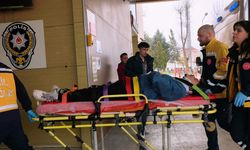 Otomobille çarpışan motosikletin sürücüsü yaralandı; kaza kamerada