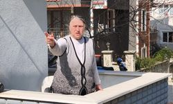 Parkta lastik yakıp, oyun gruplarına zarar verdiler; olay kamerada