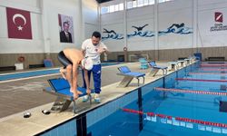 Raşitizmli para yüzücü Kayra, 5 branşta altın madalya kazanarak Türkiye birincisi oldu