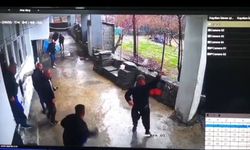 Sağanak sonrası muhtarlık ofisini su bastı; kaçış anı kamerada