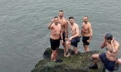 Samsun'da 10 Derece Sıcaklıkta Denize Girdiler