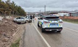 Şarampole devrilen otomobildeki 3 kişi yaralandı; kaza kamerada