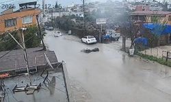 Su birikintisine giren motosiklet devrildi; kaza anı kamerada