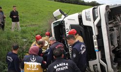 Tanker, yağmur suyu tahliye kanalına devrildi: 1'i ağır, 3 yaralı