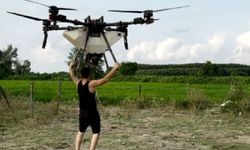 Tarım dronuna tutunan çiftçinin düştüğü anlar kamerada (2)