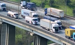 TEM'de 2 TIR ve 2 otomobil çarpıştı; araç kuyruğu dron kamerasında