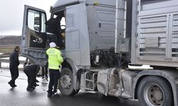 TIR'a çarpan hafif ticari aracın sürücüsü ağır yaralandı