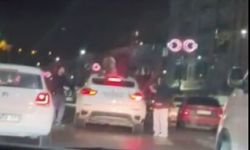 Trafikteki kavgada otomobilin üzerine çıkıp zarar verdi
