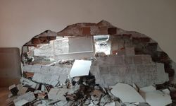 Yıkım sırasında bitişik binadaki dairenin yatak odasının duvarı yıkıldı