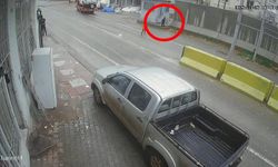 Yola fırlayan çocuk kazadan son anda kurtuldu