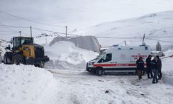 Yolu kapalı köydeki hasta 4 saatlik çalışmaya hastaneye ulaştırıldı