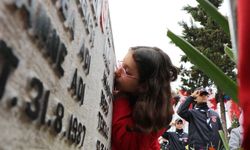 Elif, Şehit Dayısının Fotoğrafını Öpüp, Defalarca Okşadı