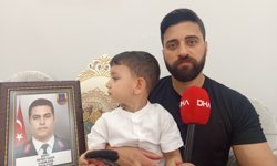 3 yaşındaki Sezer, adını aldığı şehit amcasının mezarını öpüp, suladı
