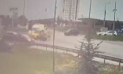 Ambulansla taksinin çarpıştığı kaza kamerada; 5 yaralı