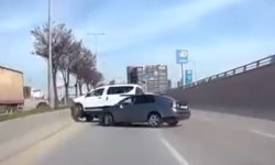 Ankara'da makas atan otomobil, hafif ticari araca çarptı: kaza anı kamerada