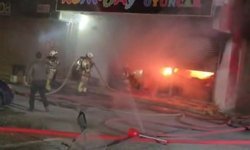 Bağcılar'da 2 katlı oyuncak mağazasında çıkan yangın söndürüldü